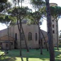 Basilica di Sant'Apollinare in Classe-Retro esterno foto di Clawsb